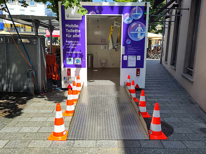 über eine Rampe geht es in die mobile „Toilette für alle“ . Diese ist mit einem Euro-Schlüssel zu öffnen.