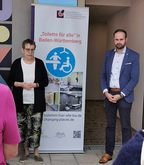 Schallstadts Bürgermeister Sebastian Kiss und LVKM-Geschäftsführerin Jutta Pagel-Steidl stellen das Projekt „Toilette für alle“  vor.<br />Foto: Beate Gärtner
