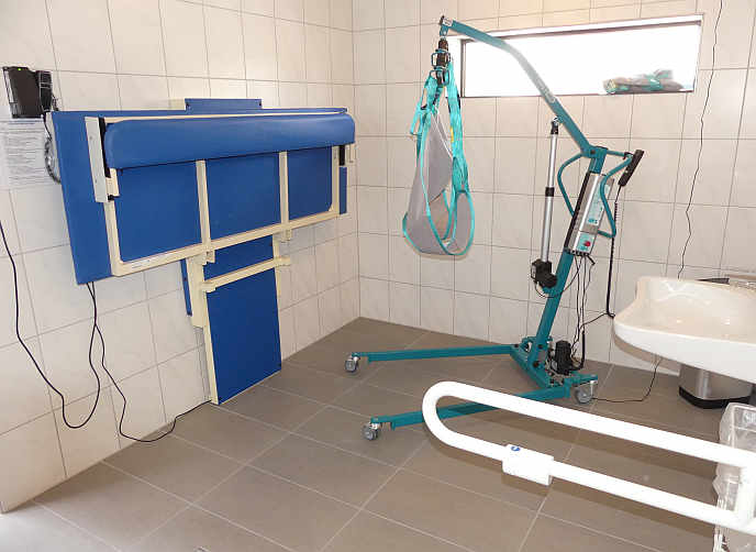 Die „Toilette für alle“  bietet ausreichend Bewegungsfläche für Menschen im Rollstuhl und Assistenz. <br />Foto: © Mara Sander