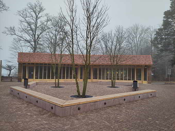 in einem der drei neuen Gebäude des Besucherzentrums sind alle Toiletten untergebracht