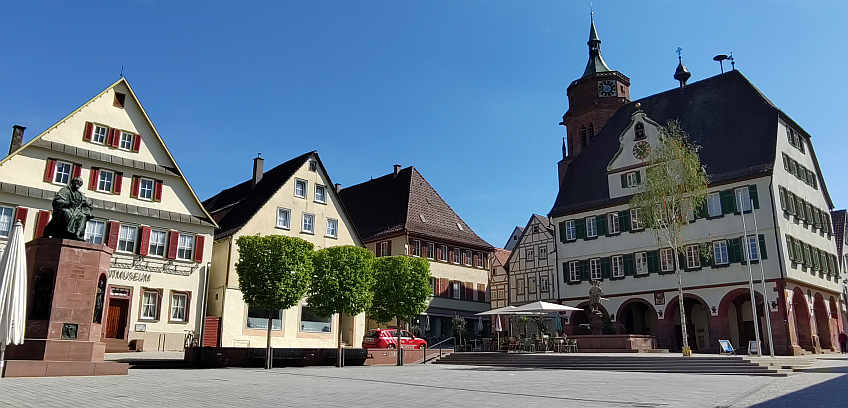 Mitten in Weil der Stadt: Marktplatz mit Denkmal für den berühmtesten Sohn der Stadt, den Astronom und Mathematiker, Johannes Kepler...